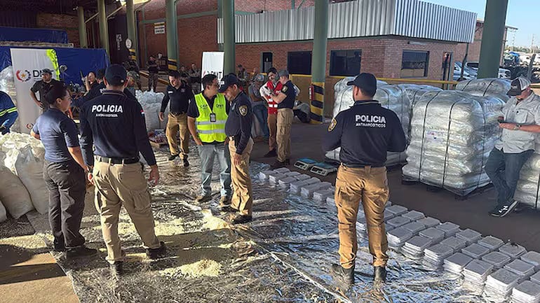 Policías de la SIU-Antinarcóticos, funcionarios de la DNIT y la CAIA, realizaron la descarga e identificación del producto contaminado con cocaína.