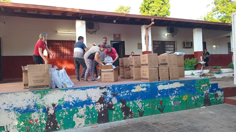 Tras cierre de ruta llegan kits a una escuela: padres esperan entrega total o volverán a movilizarse