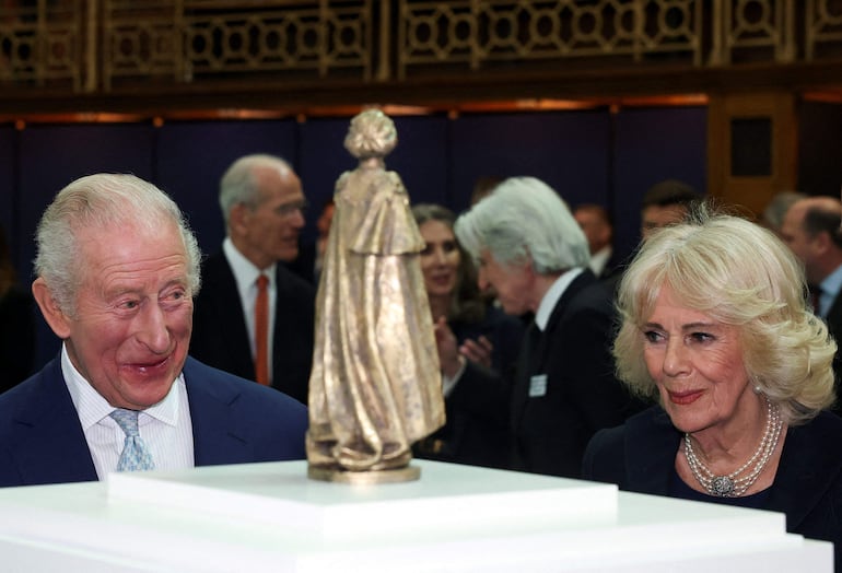 El rey Carlos III y la reina Camila observan una escultura a escala de Martin Jennings, que representa a la reina Isabel II de Gran Bretaña, durante una presentación sobre la recomendación de diseño final para el Monumento a la Reina Isabel, durante una visita al Museo Británico. (Toby Melville / POOL / AFP)