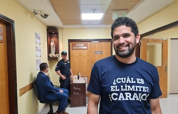 El diputado Raúl Benítez (Indep.) acudió a la reunión de mesa directiva con una peculiar remera.