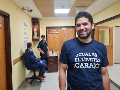 El diputado Raúl Benítez (Indep.) acudió a la reunión de mesa directiva con una peculiar remera.