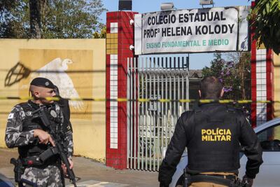 Efectivos de la Policía Militar vigilan los alrededores de la escuela pública donde se presentó un ataque con arma, en Cambé, estado de Paraná.