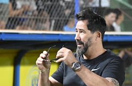 El entrenador argentino de Olimpia, Pablo "Vitamina" Sánchez en la previa al duelo entre el franjeado y Sportivo Trinidense, en Capiatá.