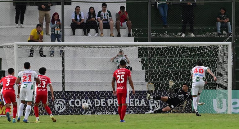 Estiven Pérez remató fuerte al palo derecho de Santiago Rojas, para dejar todo igualado (1-1) hasta el final.