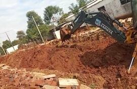 La imagen fue tomada por pobladores. Se puede apreciar que el trabajo realizado de excavación de la tierra en el barrio Cicomar fue hecho con maquinaría de la Municipalidad de Capiatá.