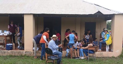 Un grupo de pobladores de la pequeña comunidad de Barranquerita espera su turno para recibir la atención médica a cargo del personal de blanco de la APS.