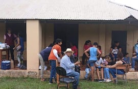 Un grupo de pobladores de la pequeña comunidad de Barranquerita espera su turno para recibir la atención médica a cargo del personal de blanco de la APS.