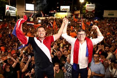 Miguel Prieto y Dani Pereira Mujica celebran la victoria del segundo en las elecciones municipales de Ciudad del Este.