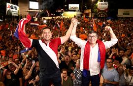 Miguel Prieto y Dani Pereira Mujica celebran la victoria del segundo en las elecciones municipales de Ciudad del Este.