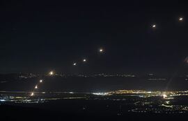El ejército israelí informó que se lanzaron alrededor de 50 misiles desde el sur del Líbano hacia territorios de Israel.