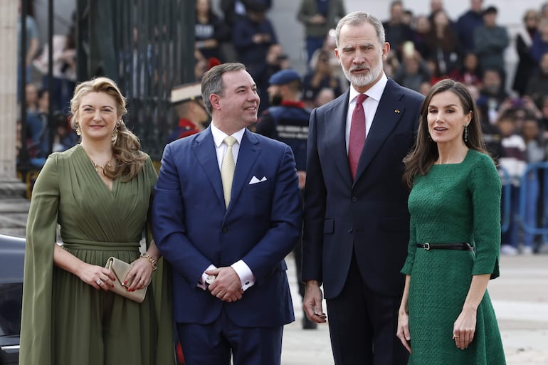 Los reyes Felipe y Letizia y los grandes duques de Luxemburgo, Guillermo V y Stéphanie Marie, durante su visita oficial a España que comenzó con un almuerzo en el Palacio Real con asistencia del Gobierno y las principales autoridades institucionales. (EFE/ Chema Moya)
