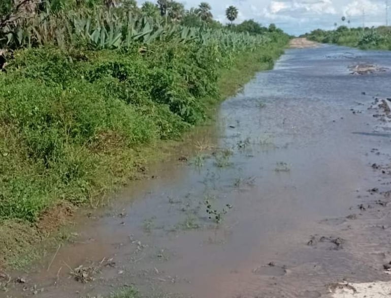 Camino que conduce a Fuerte Olimpo inundado.