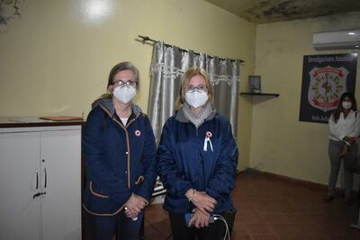 Beatriz y Lorena Denis, hijas de Óscar Denis, exvicepresidente, a su salida del Departamento de Investigaciones de Amambay.