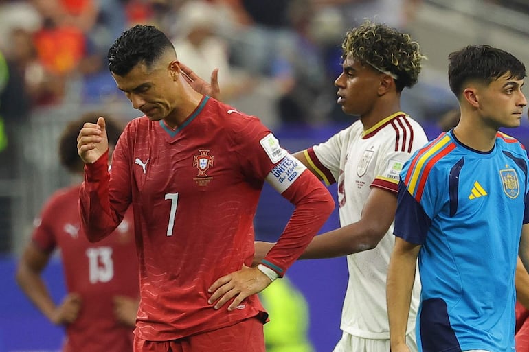 El portugués Cristiano Ronaldo (izq.) reacciona tras la derrota de su equipo en el partido de octavos de final de la Copa Mundial de la FIFA 2026 entre Portugal y España, en Dallas, EE. UU..