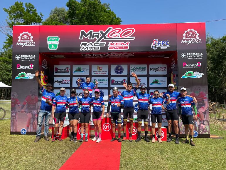 Imagen de los 12 campeones nacionales de las categorías élite, sub 23, junior, jóvenes, masters y sub 30 masculino y femenino.