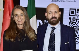 La agregada Cultural de la Embajada de Italia, Prof. María Cristina Brizzi y el artista y diseñador italiano Felice Serreli.