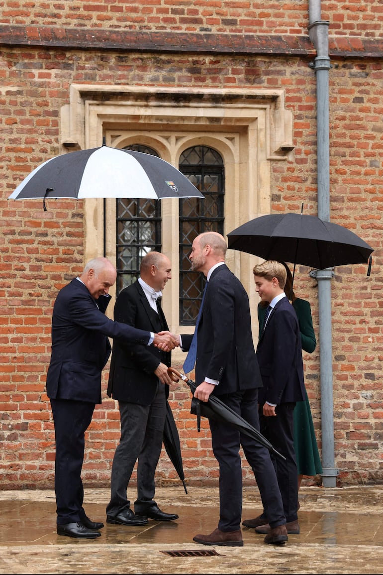 El príncipe William, la princesa Kate y su hijo de 13 años, el príncipe George, son recibidos por el director Simon Henderson y el preboste Nicholas Coleridge en el Eton College.
(Adrian DENNIS / POOL / AFP)