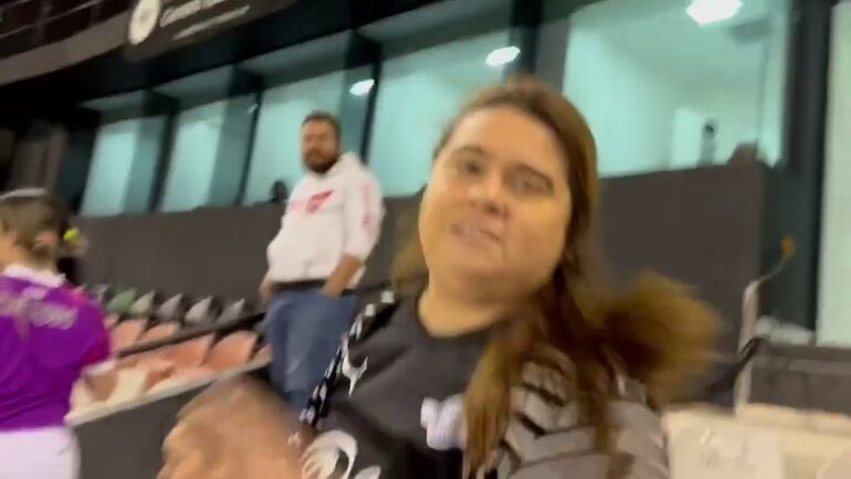 Momento en el que una de las hinchas liberteñas agrede físicamente al padre del niño hincha de Cerro Porteño.