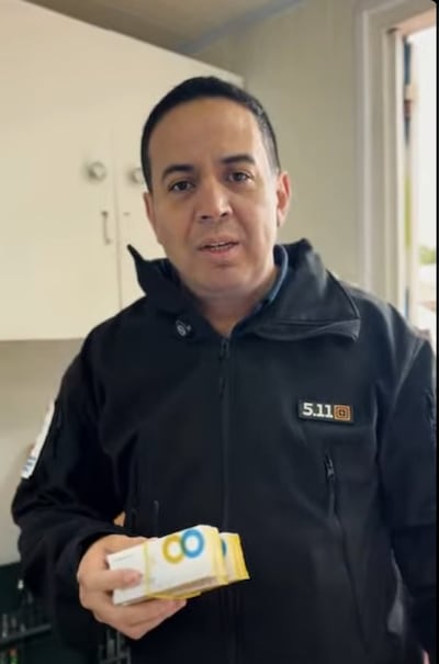 Ricardo Estigarribia muestra los medicamentos que entrega su gestión.