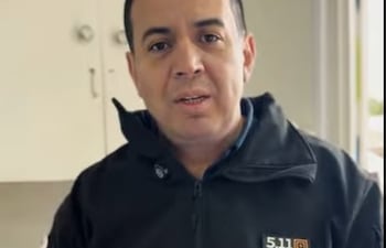 Ricardo Estigarribia muestra los medicamentos que entrega su gestión.