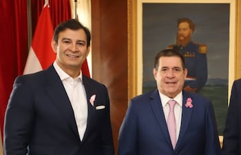 Natalicio Chase( tercero de izquierda a derecha), junto a Silvio Ovelar (i), Horacio Cartes y Antonio Barrios (d).