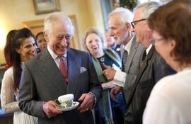 El rey Carlos III comenzó celebrando su cumpleaños con un té con funcionarios de la fundación a su cargo. (AFP)
