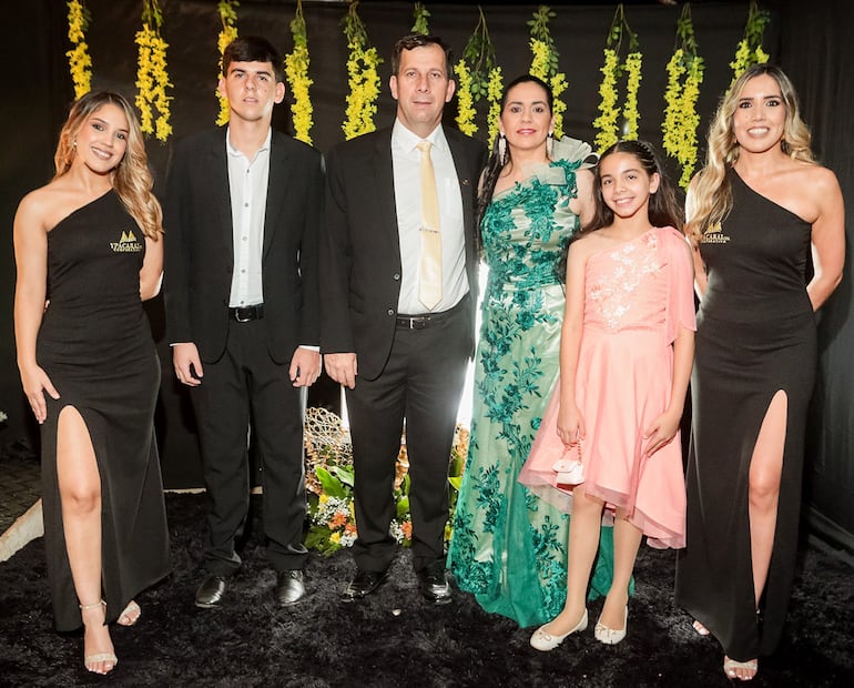 Mario Godoy, acompañado de su esposa e hijos. Además, Jazmín Benítez y Liz Centurión.