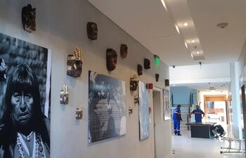 El Pueblo Maká reclama uso de imagen para fines lucrativos. La comunidad, liderada por Mateo Martínez, compartió en sus redes esta imagen, que según indican, pertenece al restaurante recientemente inaugurado en la capital.