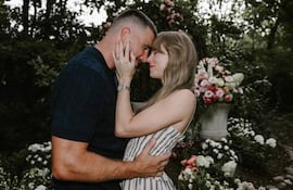 La cantante estadounidense Tailor Swift y el jugador estadounidense de fútbol americano Travis Kelce se casarán en breve.