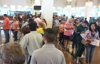 La cantidad de clientes aumentó en un 50% en la concurrencia a regularizar las deudas, tras el envío de la lista de morosos a Equifax (foto de Archivo).