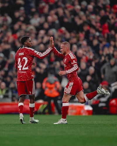 El mediocampista argentino, Alexis Mac Allister celebra el primer tanto del Liverpool ante Villarreal, acompañado por el volante inglés Trey Nyoni.