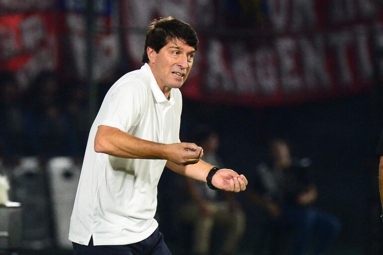 El argentino Daniel Garnero, entrenador de la selección paraguaya, en un partido de las Eliminatorias Sudamericanas 2023 frente a Colombia en el estadio Defensores del Chaco, en Asunción.