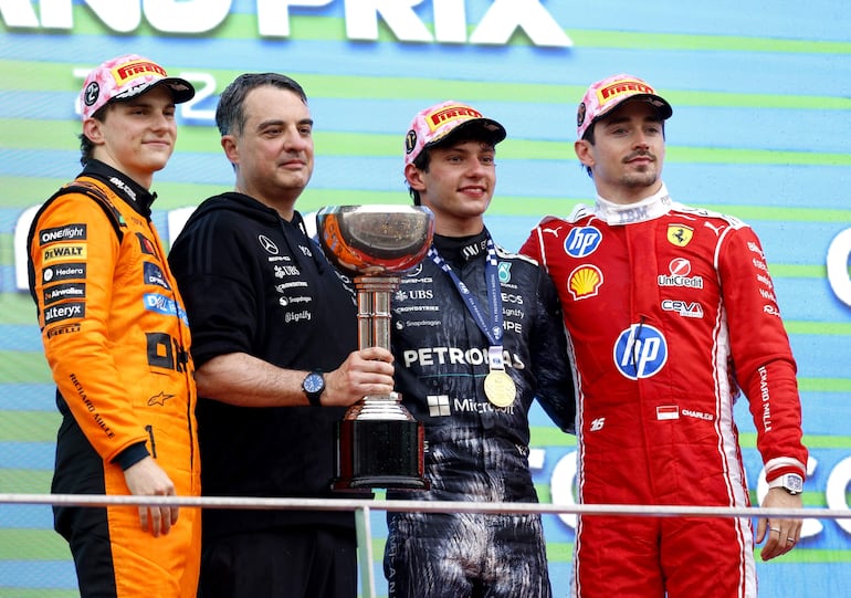 Oscar Piastri (izquierda), Andrea Kimi Antonelli (centro) y Charles Leclerc tras la premiación en Suzuka.