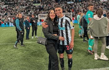 Alexia Notto y Miguel Almirón, siempre juntos. Ahora, la pareja disfruta la clasificación de Miggiy y su club a la Champions League.
