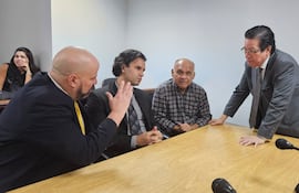 El exintendente de Mariscal Estigarribia, Eladio Alcaráz (camisa a cuadros), con sus abogados Álvaro Arias y José Enrique García.