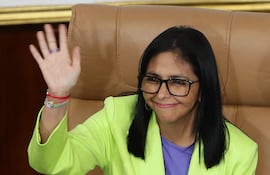 La presidenta encargada de Venezuela, Delcy Rodríguez saluda este jueves, en Caracas (Venezuela).