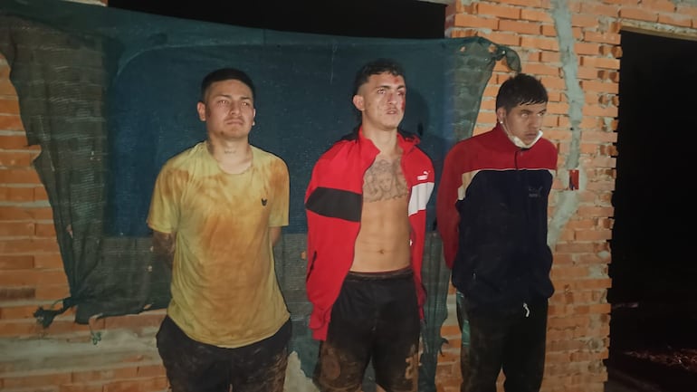 Todos los detenidos son oriundos del barrio Valle Pucú de Areguá, dos de ellos cuentan con orden de captura y uno con antecedentes, todos los robo agravado.