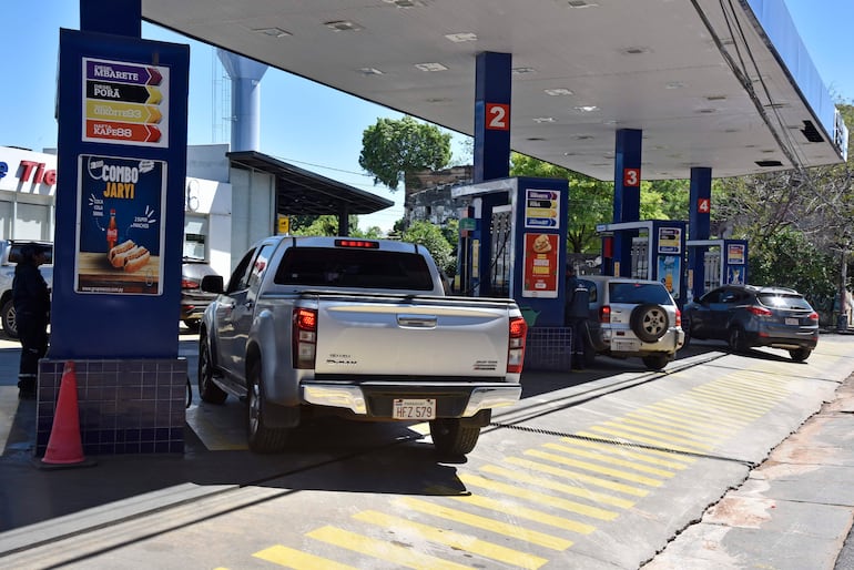 Se actualizan los precios de combustible en un expendedor de Petropar, en Hernandarias y 25 de Mayo.