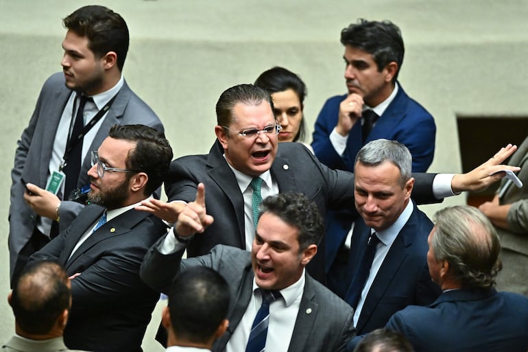 Diputados de la oposición celebran durante la votación que aprobó en la madrugada del pasado miércoles un proyecto de ley que busca reducir las penas del expresidente derechista Jair Bolsonaro y de otros participantes en los actos golpistas ocurridos tras las elecciones de 2022.  
