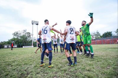 Los jugadores de Sport Colombia celebran tras el empate de visitante ante el Matarife.