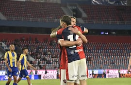 Los goleadores de la noche, Pablo Vegetti y Jorge Morel, autor de un doblete celebran en la goleada de Cerro Porteño sobre Sportivo Luqueño.