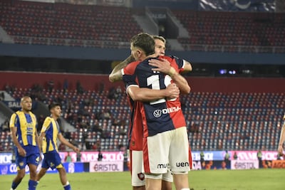 Los goleadores de la noche, Pablo Vegetti y Jorge Morel, autor de un doblete celebran en la goleada de Cerro Porteño sobre Sportivo Luqueño.