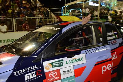 Fau Zaldívar en su paso por el "Sambódromo" con el Hyundai i20 N Rally2, esta noche durante la partida ceremonial del Rally del Paraguay, "Test Event" del WRC.