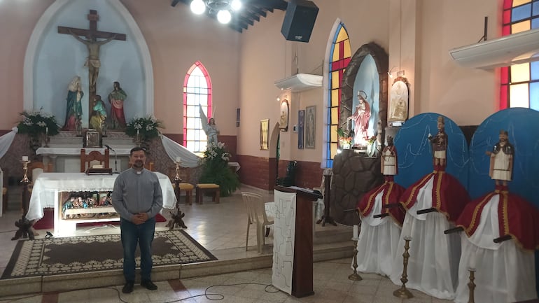 El párroco de Carayaó, Pbro. Virgilio Cáceres, frente al altar del templo de Los Tres Reyes Magos.