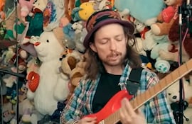 Brady Ebert, ex guitarrista de la banda Turnstile, durante la grabación de un Tiny Desk con el grupo de hardcore punk. El músico fue acusado de intentar asesinar al padre de Brendan Yates.