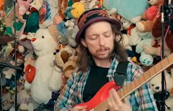 Brady Ebert, ex guitarrista de la banda Turnstile, durante la grabación de un Tiny Desk con el grupo de hardcore punk. El músico fue acusado de intentar asesinar al padre de Brendan Yates.