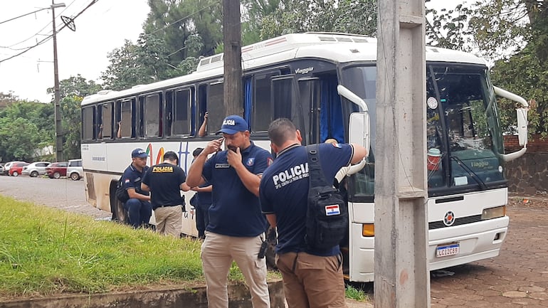 El bus fue retenido cuando estaba a punto de cruzar al Brasil. 