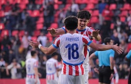 Milán Freyres recibe las felicitaciones tras anotar el tanto ganador frente a Chile, que valió el pase a la final de los Juegos Odesur 2026.