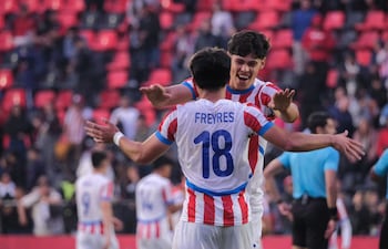 Milán Freyres recibe las felicitaciones tras anotar el tanto ganador frente a Chile, que valió el pase a la final de los Juegos Odesur 2026.