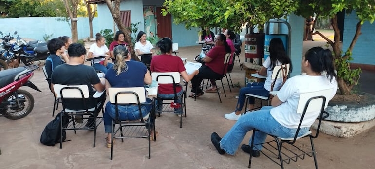 Algunas imágenes compartidas por la profe Liliana, para mostrar que sus alumnos acuden con sus hijos a clases y sortean los obstáculos de la vida para poder culminar su escolar básica.